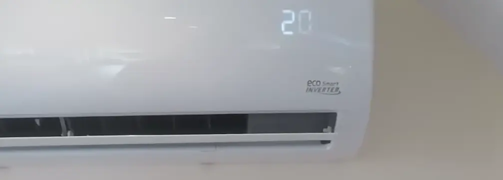 Instalación y Montaje de Aires Acondicionados MDQ Instalador matriculado realizando la colocación de un aire acondicionado split inverter en una vivienda de Mar del Plata.